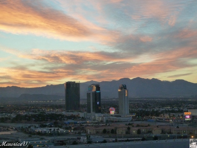P1000447.JPG - Ce beau coucher de soleil, vu à partir de notre chambre.  On ne se tanne pas à regarder les montagnes qu'on désigne la "Spring Mountains".