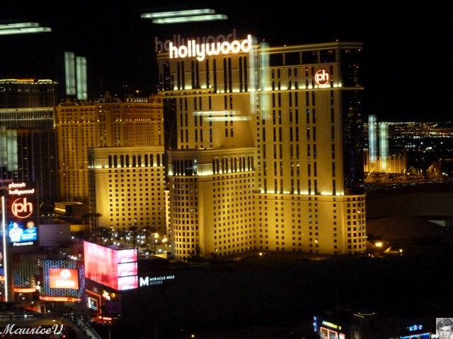 P1000452.JPG - Ouvert sous le nom de Tally-Ho. Reconstruit et rebaptisé Alladin en août 2000, il est acheté par Planet Hollywood en 2004.  Avec ces 2600 chambres, l'hôtel abrite une chapelle de mariage.