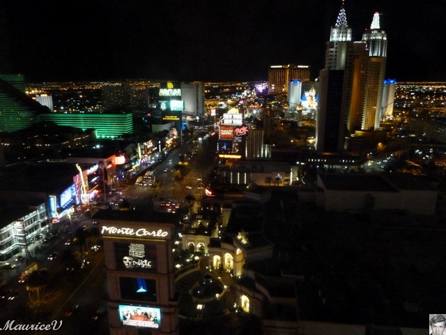P1000453.JPG - Une vue en soirée.  Tout est concentré sur la Strip et les gens se déplacent d'un hôtel à l'autre par l'intérieur, évitant la canicule de l'été.