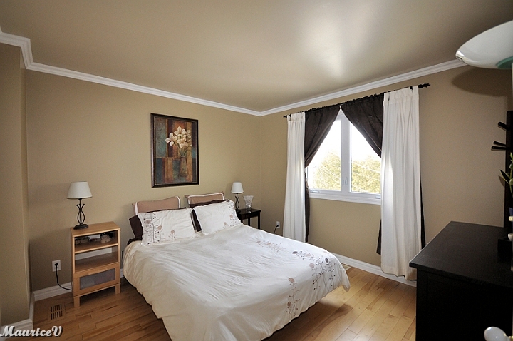 Leclerc-Cambre-Princiaple-1.jpg - L'autre chambre du deuxième, (11,4 x 11,2) et une  vue arrière, plancher de bois