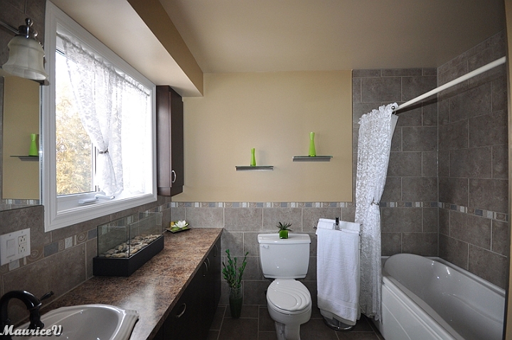 Leclerc-Salle-Bain-Principale-2.jpg - L'autre côté de la salle de bain,  accompagné de céramique au plancher et au mur.  (+ grande fenestration)