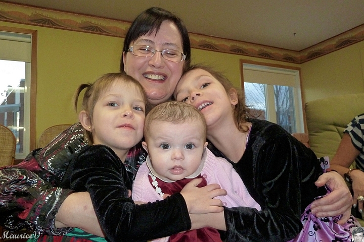 20111217-P1010826.jpg - Grand-mère Gisèle et les 3 petites
