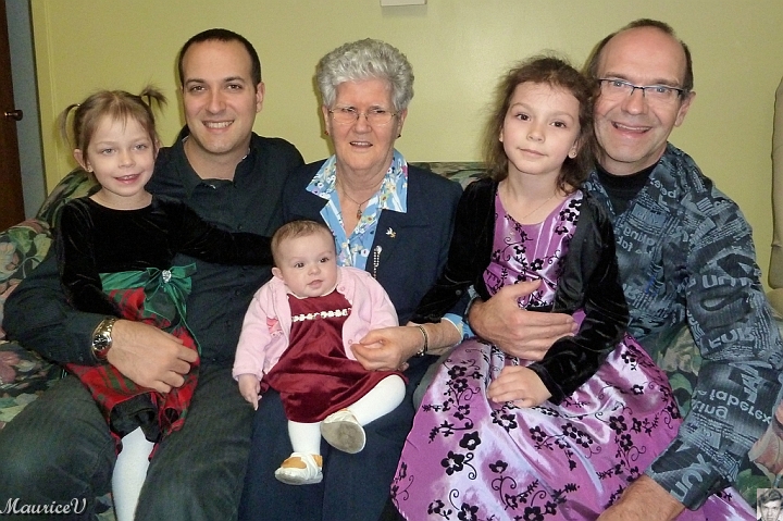 20111217-P1010842.jpg - 4 Générations : Alberta, Maurice, Sébastien et ses 3 filles