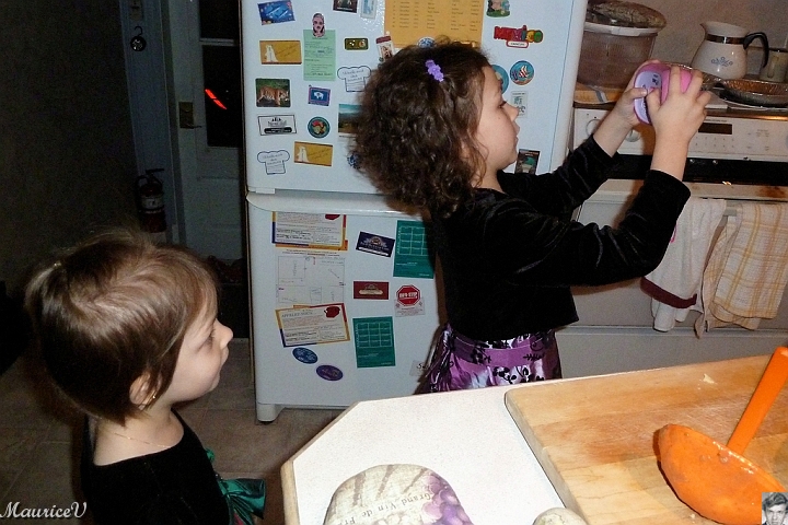 P1010873.jpg - Ariane veut la photo du Père Noël