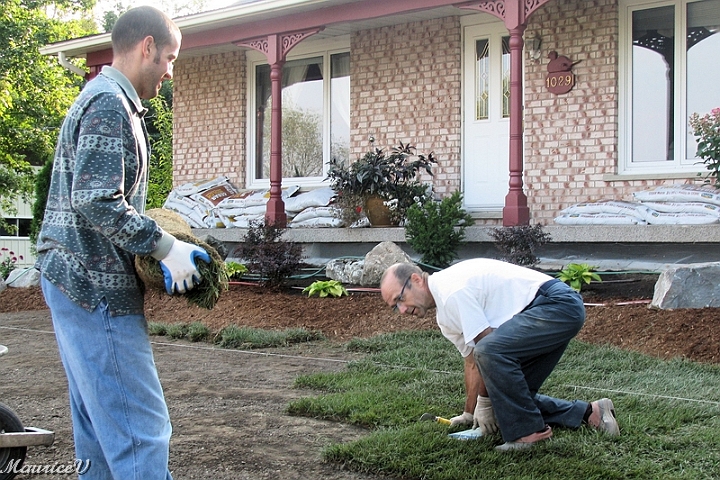 Pelouse-Fr04.jpg - Un transporteur de tourbe et un placeur de tourbe avec son "cutter" dans la main droite (Une équipe du tonnerre)