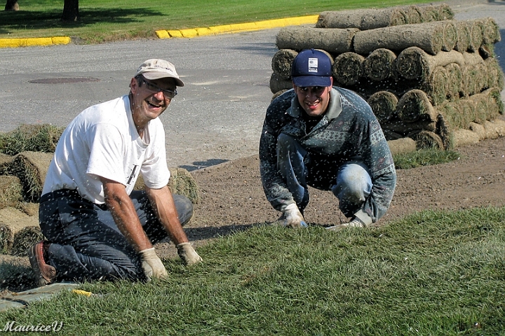 Pelouse-Fr09.jpg - Faisons de beaux sourires à ma voisine France qui a gentillement capté plusieurs de nos gestes