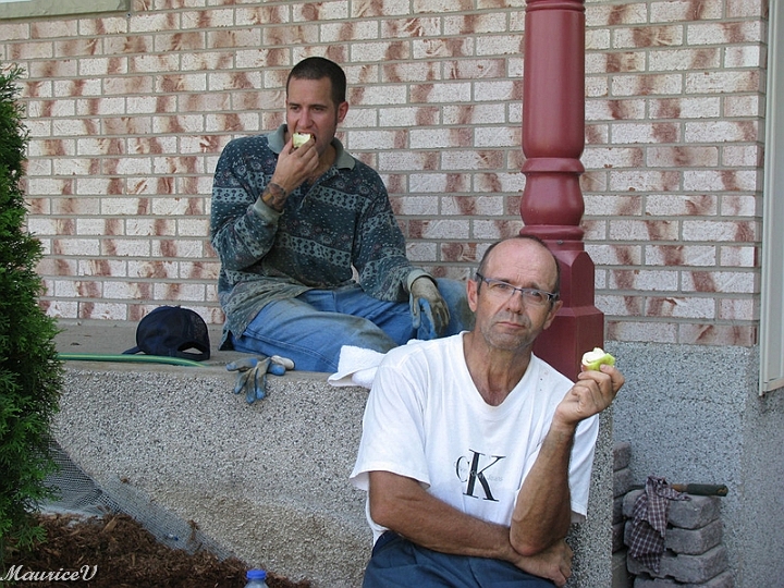 Pelouse-Fr12.jpg - La pause-santé est appréciée mais le père est plutôt épuisé