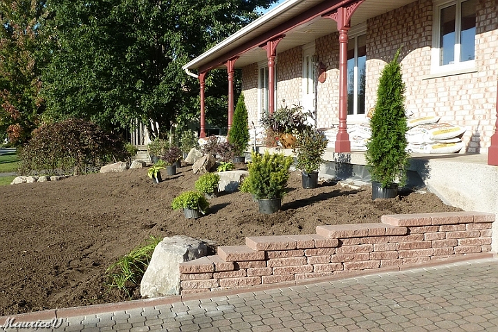 Travaux-447.jpg - Le nouveau muret, moins haut qu'auparavant, se termine sur une roche digne de son nom