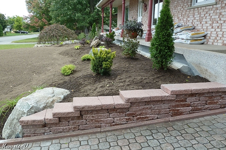 Travaux-452.jpg - Une autre prise de vue du muret.  Les coupes pour ajuster la brique à la roche relevait de la précision et de la minutie