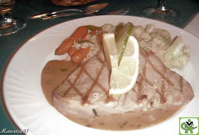 201011-M2186.jpg - Steak de thon rouge servi avec riz et légumes