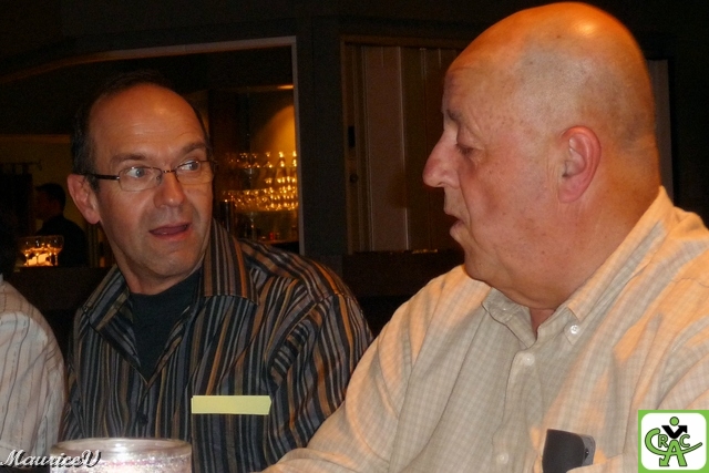 201011-M2192R.jpg - Maurice et Réjean discutent de leur saison de golf