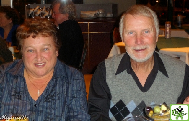 201011-M2198R.jpg - Un peu de sérieux, s.v.p  pour cette photo de fin de soirée