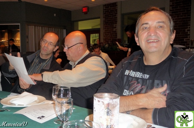 201011-M2175R.jpg - Le menu est scruté par les plus gourmands, tandis que René nous parle de sa journée de travail