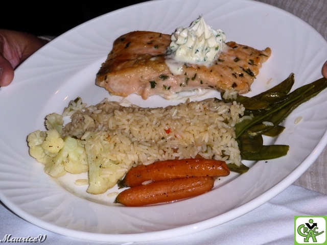 201011-M2183RL.jpg - Filet de saumon accompagné d'une sauce à la ciboulette