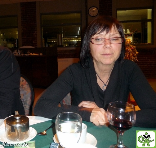 201011-M2189R.jpg - Nicole se demande quoi boire :  tisane, eau ou vin ?