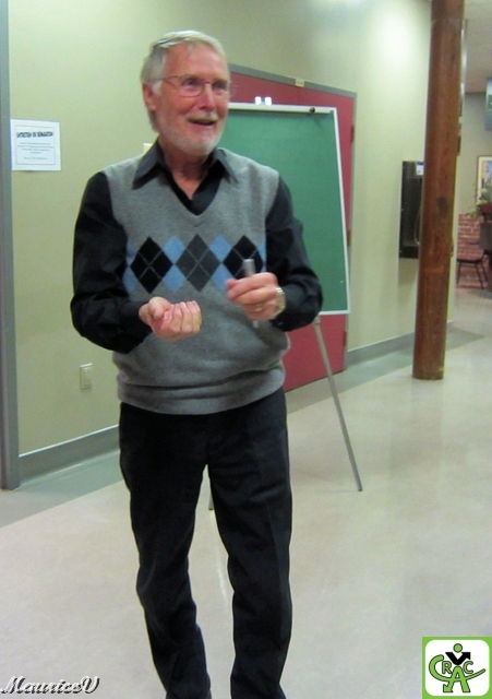 201011-M2194L.jpg - Armand, notre trésorier, se fait vider les poches par les retraités