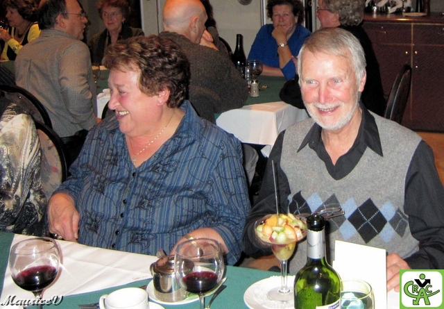 201011-M2198L.jpg - Les amoureux, Pauline et Armand, sont tous souriants... à quoi pensent-ils ?