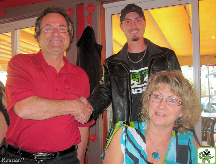 Richard_764.jpg - Richard est félicité par Alexandre, son fils.  Et Claudette continue sa conservation.