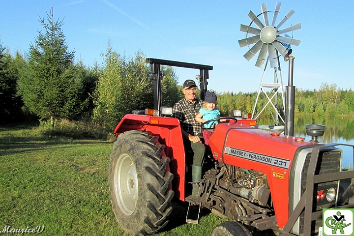 Gérald_Annabelle.jpg - Annabelle, trois ans, aime bien faire un tour de tracteur avec son papy