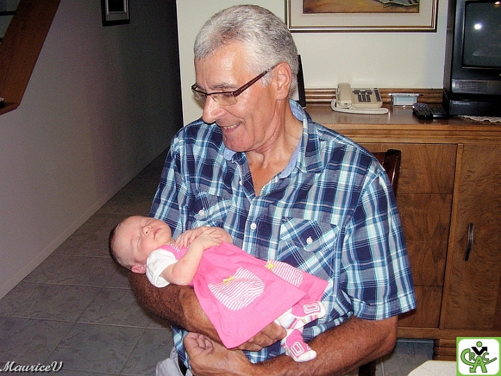 Gérald_Olivia-403.jpg - Papy Gérald  en compagnie de sa 2ième petite fille Olivia,  née le 21 juillet  (enfant de Joannie)