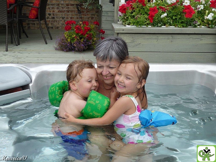 Luce-Mahee-881.jpg - Mahée fille de Annie et Benjamin fils de Philippe  demandant toujours à Grand-maman d’aller jouer dans l'eau