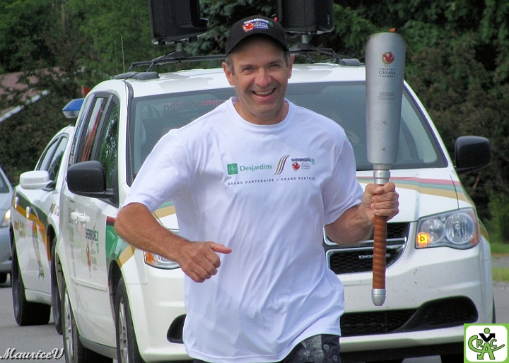 Maurice_Flambeau-20130722b.jpg - Notre président Maurice a porté le flambeau lors des jeux du Canada  (Course de 1 km)