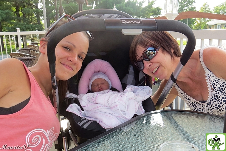 Nicole-Mélissa-Émilie.jpg - Audrey-Eve (fille de Dominic), Émilie (fille de Mélissa) et Nicole, une grand-mère radieuse