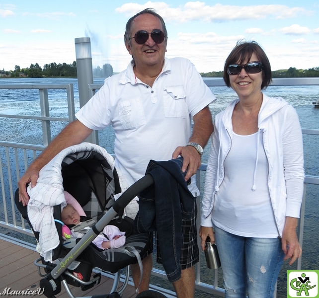 Nicole-René-Émilie-94.jpg - Émilie avec son orteil à l'air est déjà en promenade avec René et Nicole...