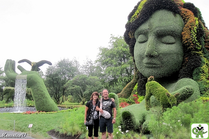 Richard_Mosaïcultures-Montréal.jpg - De nombreux visiteurs ont été au rendez-vous des Mosaïcultures de Montréal, accompagnés d'un parapluie pour le soleil...