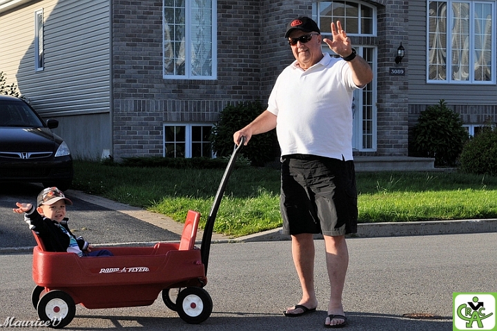 Réjean_Alexandre-Brouette.jpg - Alexandre décide de partir en voyage avec Papi Réjean,  à suivre ...