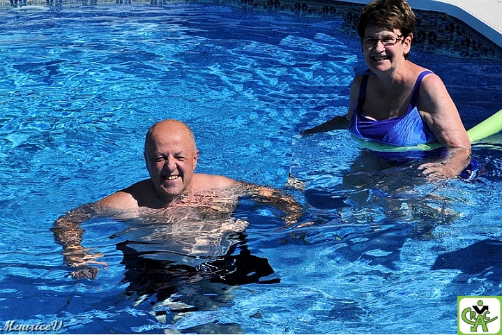 Réjean_Louise-Ste-Marthe.jpg - Arrêt à Ste-Marthe-sur-le-Lac :  Rien de mieux qu'un saut dans l'eau après de longues randonnées chaudes