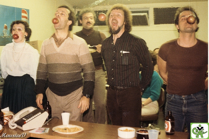 198012-Mange-Pomme.jpg - Qui a la plus grande "gueule" ...  Remarquez la forme de la bouteille de bière