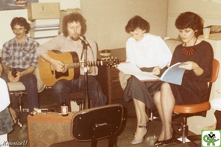 198312-Armand-Suzanne.jpg - Nous avions notre propre chanteur-guitariste accompagné de ses choristes.  Merci Armand pour tous ces bons moments 