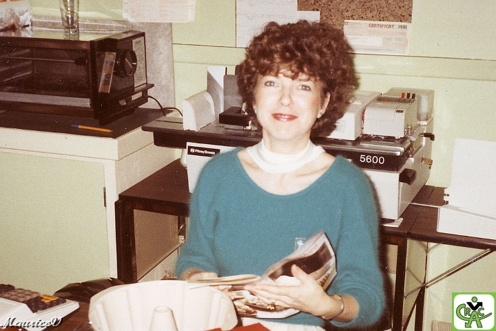 198412-Nicole.jpg - Nicole qui magasine les cadeaux de Noël.  Elle était toujours 3 mois avant les autres ...