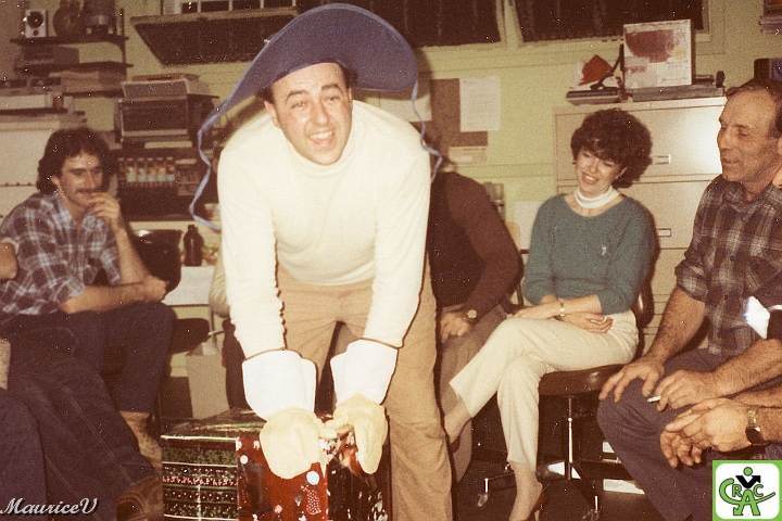 198412-Réjean-Nicole.jpg - Le fameux jeu des gants.  Un jeu qui est revenu souvent dans les partys, n'est-ce pas Réjean ?