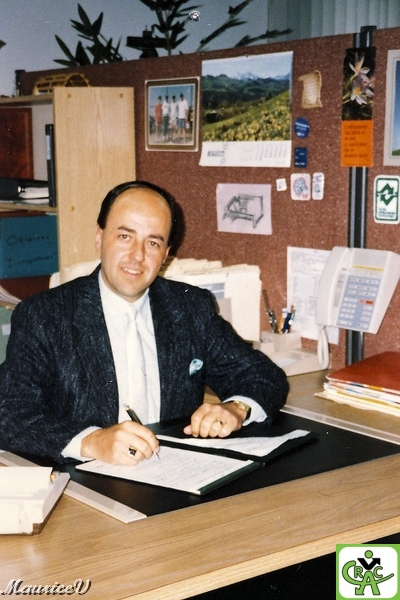 198712-Bureau-Séparateur.jpg - Le fameux bureau à aire ouverte de Réjean, qui ne passait pas inaperçu ... à nos oreilles  (1987)