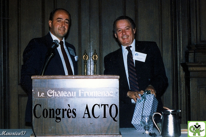 198x11-Congrès-ACTQ.jpg - Réjean, maître de cérémonie, remet un souvenir à Bernard Landry dans les années 1980