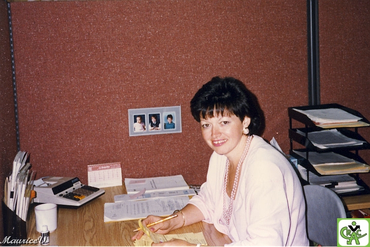 199005-Luce.jpg - Nous vérifions les commandes papier avant de les remettre aux techniciens