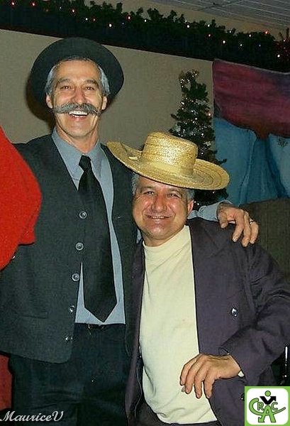 19xx12_Fontaine-Party.jpg - Les 2 frères, Richard et Julien,  lors d'un party de Noël de CoopTel. Il est minuit moins une...