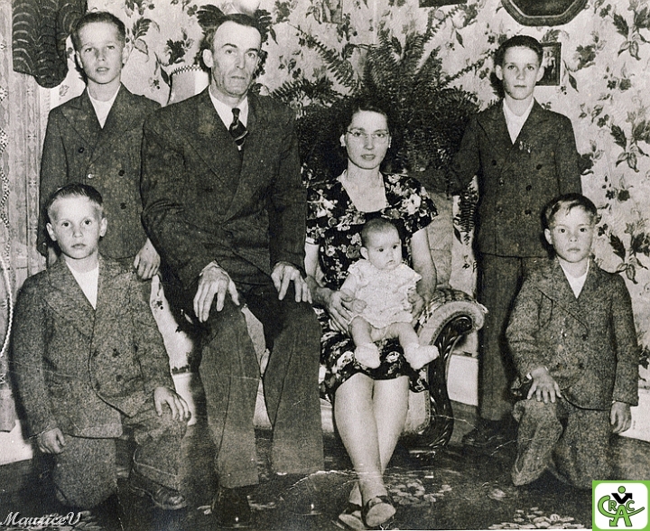 Armand_Famille.jpg - Photo de famille. Le premier à gauche avec ses grands yeux, qui est-il ?