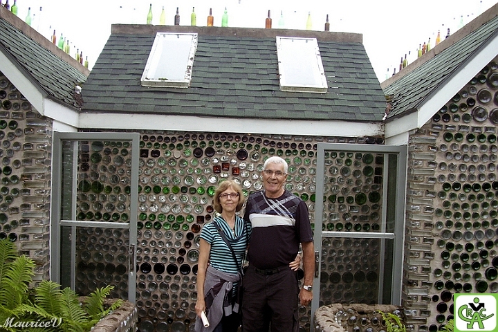 Gérald_Bouteilles-2015.jpg - Vacance 2015, à l'Île du Prince-Édouard, devant une des maisons du village de 25 000 bouteilles.  