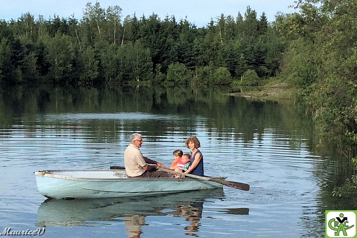 Gérald_Étang.jpg - Gérald rame sur son lac romantique avec Lucie et ses deux petites filles, Annabelle et Olivia
