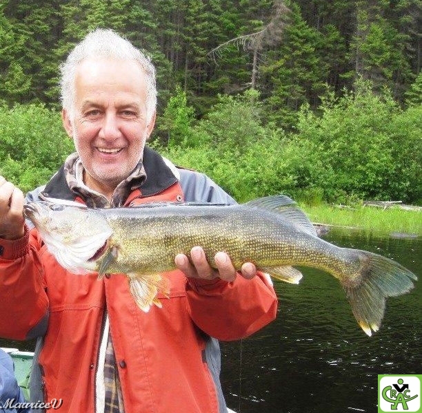 Julien_Poisson.jpg - Julien adore le gros poisson et aime aussi nous raconter des histoires de pêche...