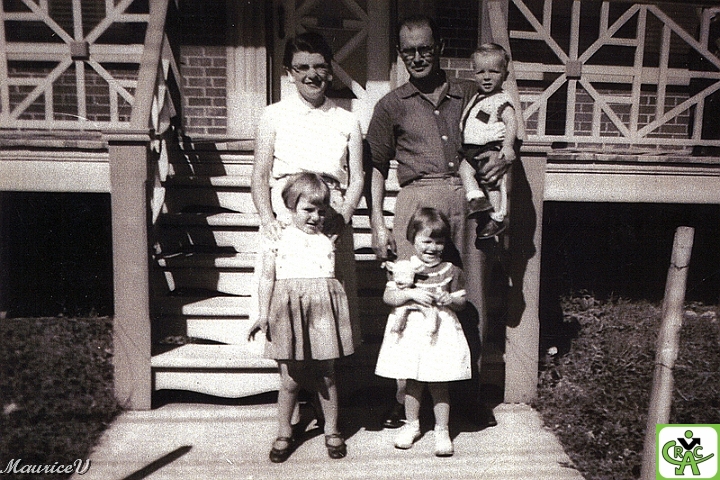 Nicole_Bébé.jpg - Wow, 2 petites filles nées à Drummondville et ayant la même coiffure, celle de droite avec son toutou est ...