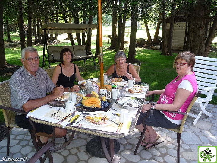 Nicole_Dej.jpg - Nicole reçoit les retraités à déjeuner chez elle en août 2011