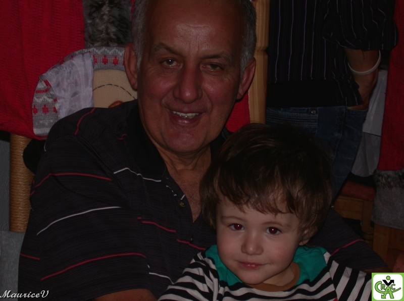 DSCN0176-RS8.jpg - Julien est fier de son plus jeune petit-fils Théo