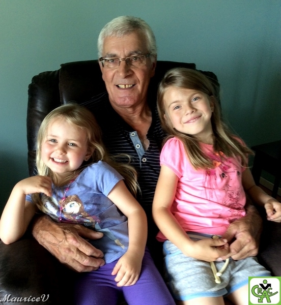 Gérald_154-AO-RS8.jpg - Bien installées sur Papy Gérald pour écouter les comiques du samedi matin