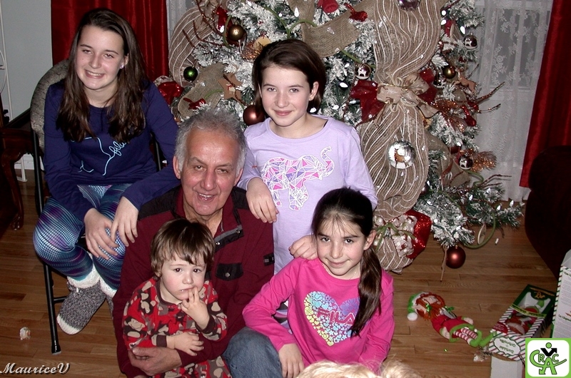 Julien-1-RS8.jpg - Quel beau cadeau de Noël pour Julien : Adèle, Justine, et en avant Théo et Clémence