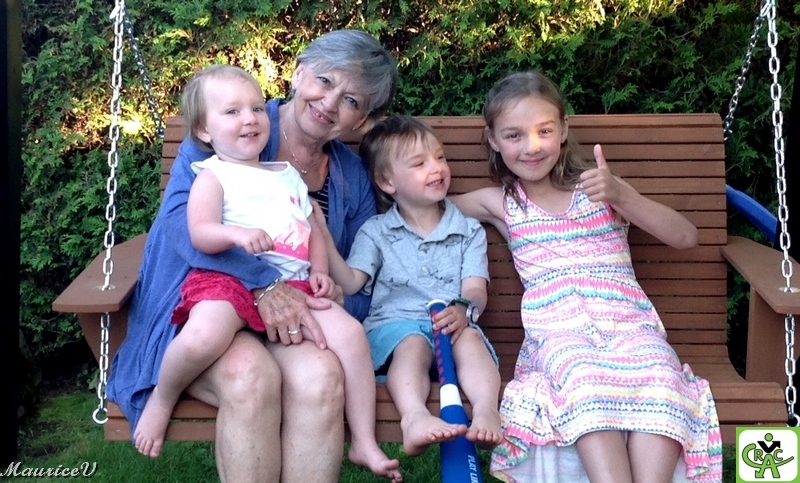 Luce_4596-MV-RS8.jpg - Grand-maman se balance avec ses amours... Laura (2 ans), Arnaud (4), Mahée (8)(Enfants d'Annie)